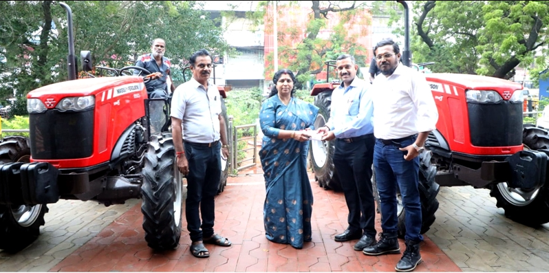 TAFE நிறுவனம்-வெள்ள நிவாரண பணிகளுக்கு 3 டிராக்டர்களை இலவசமாக வழங்கினார்