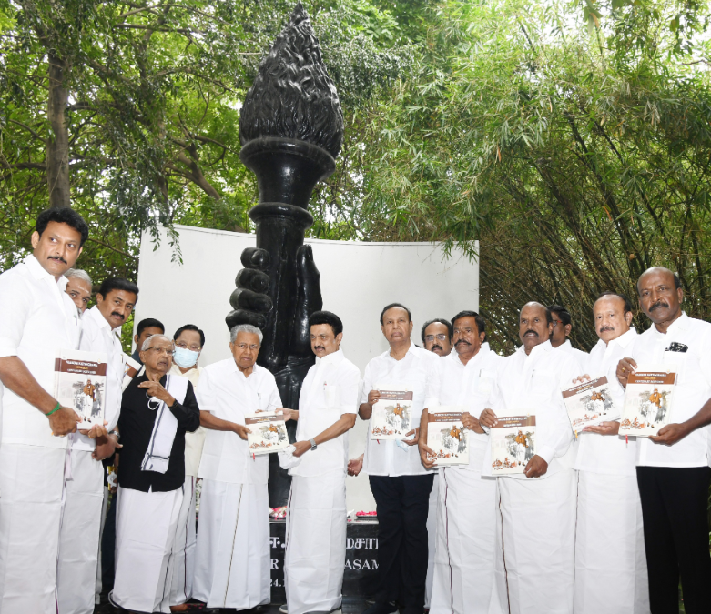 “பெரியாரும் வைக்கம் போராட்டமும்” என்ற நூலை கேரளா மாநில முதலமைச்சர் திரு. பினராயி விஜயன் வெளியிட்டார். 