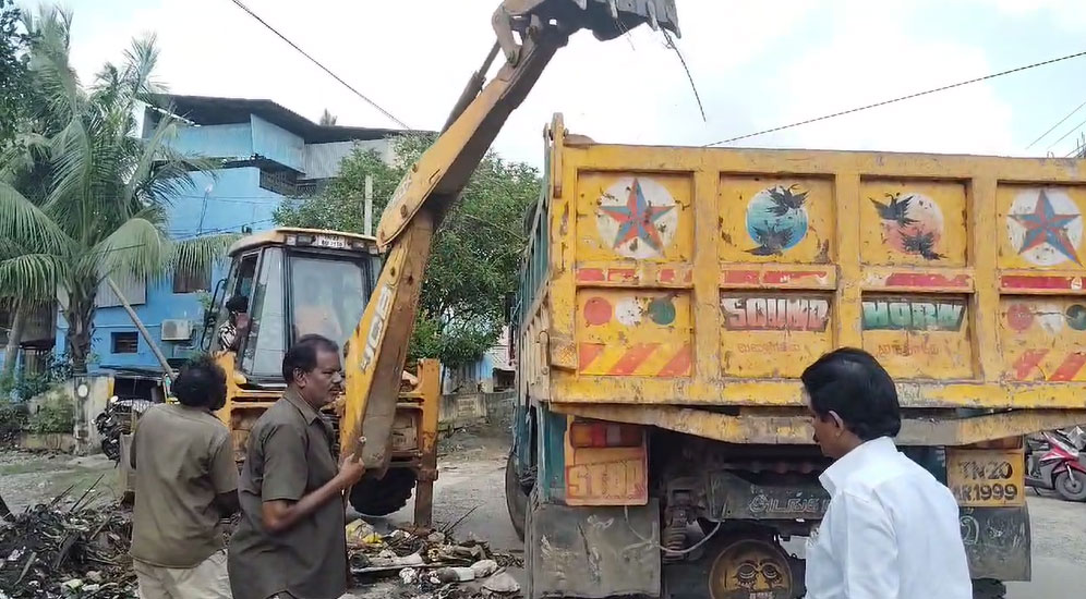 திருவொற்றியூர்- புயல் பாதிப்பால் தேங்கியுள்ள குப்பை கழிவுகள் அகற்றம்