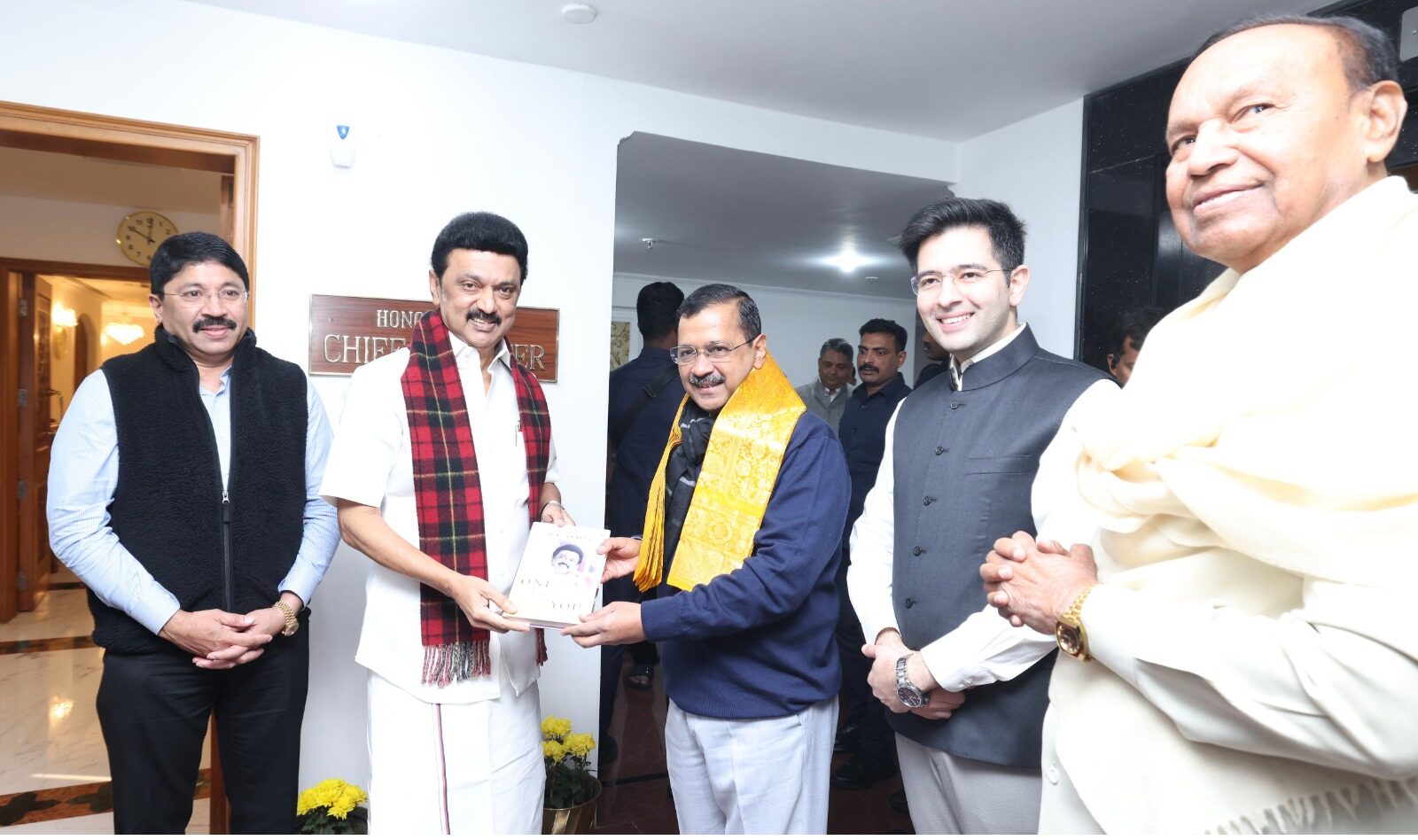 மாண்புமிகு தமிழ்நாடு முதலமைச்சர் திரு.மு.க.ஸ்டாலின் அவர்களை இன்று (19.12.2023) புதுதில்லி தமிழ்நாடு இல்லத்தில், மாண்புமிகு தில்லி முதலமைச்சர் திரு. அரவிந்த் கெஜ்ரிவால் அவர்கள் சந்தித்துப் பேசினார்.
