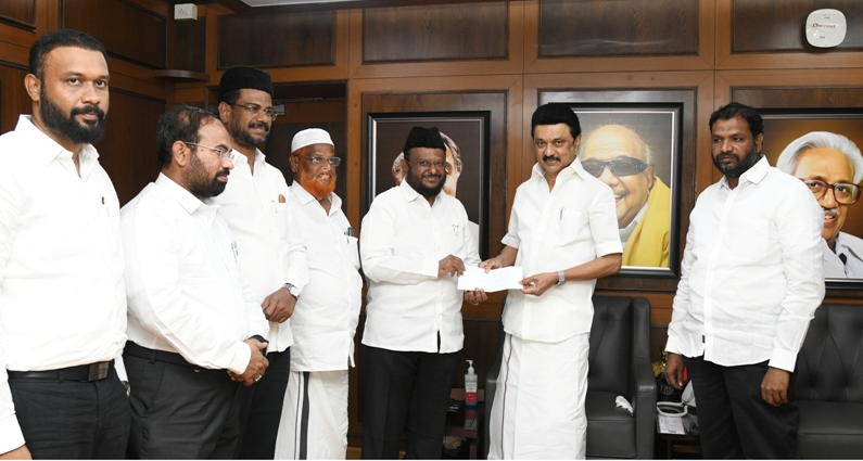 மிக் ஜாம் புயலுக்கு நிவாரண நிதி வழங்கும் மனிதநேய மக்கள் கட்சித் தலைவர்