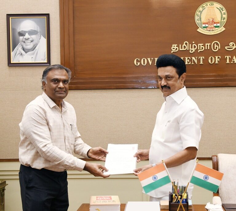 புயல் நிவாரண நிதி அளித்த மாலை முரசு நிர்வாக இயக்குநர்