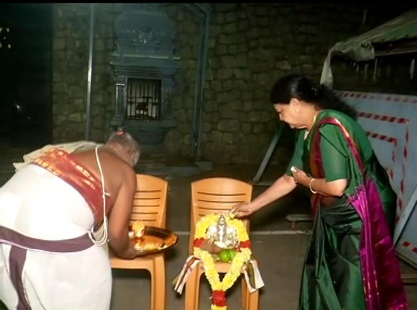புதிய இல்லத்தில் கோ பூஜை செய்து சிறப்பு வழிபாடு-சசிகலா