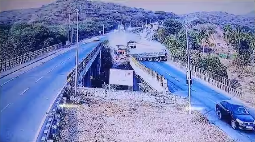 தொப்பூர் இரட்டை பாலத்தில் நிகழ்ந்த சாலை விபத்து