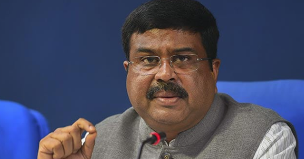 தேர்வு குறித்த கலந்துரையாடல் 2024 க்கான முன்னேற்பாடுகளை அமைச்சர் தர்மேந்திர பிரதான் நேற்று ஆய்வு செய்தார்