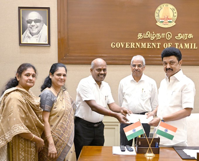 ரூ. 1 கோடி நிதி வழங்கிய ராதா பொறியியல் நிறுவனத்தின் நிர்வாக இயக்குநர்கள்