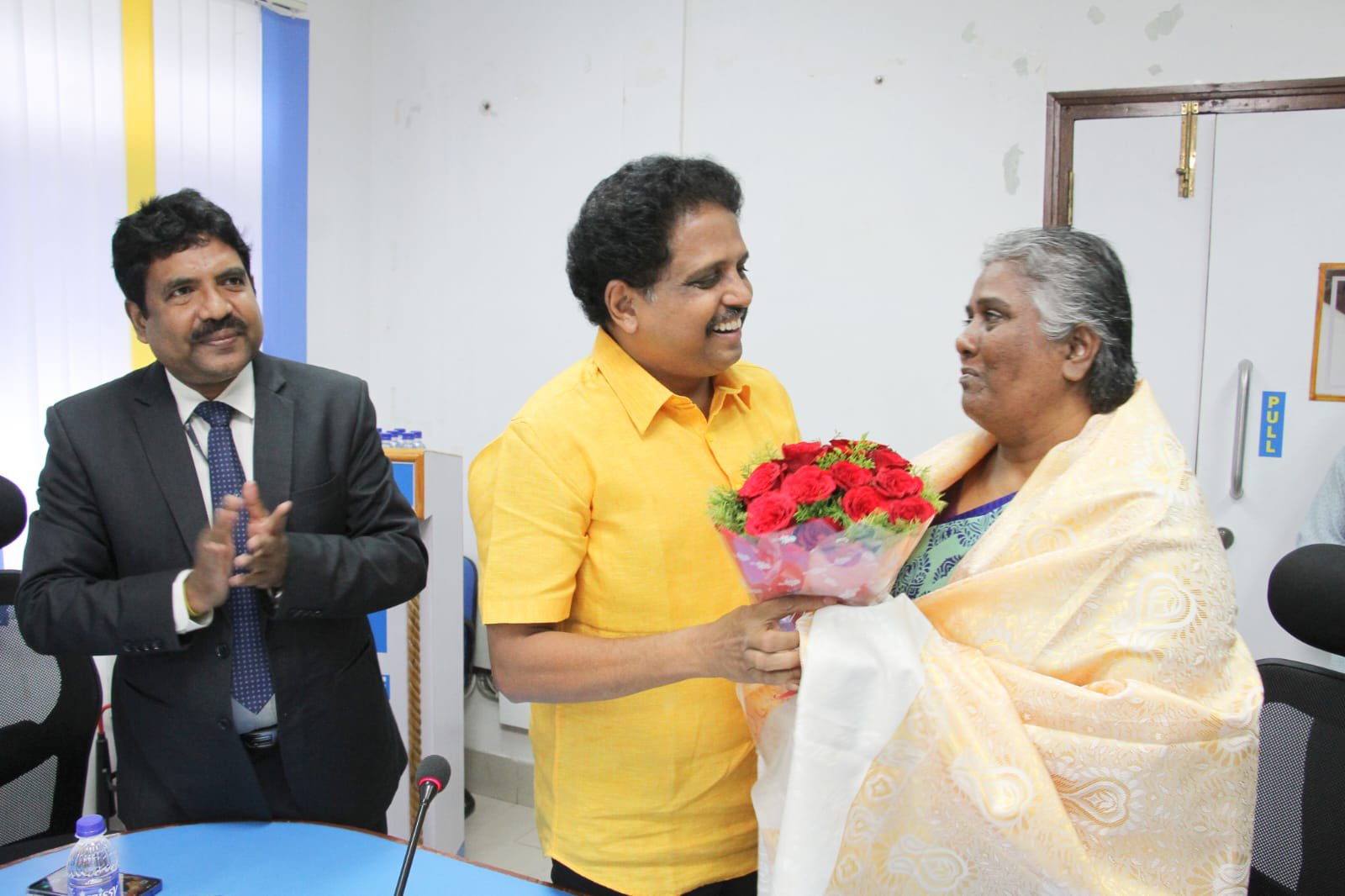 வாரி எடுப்பதே வாழ்வின் இலட்சியம்
