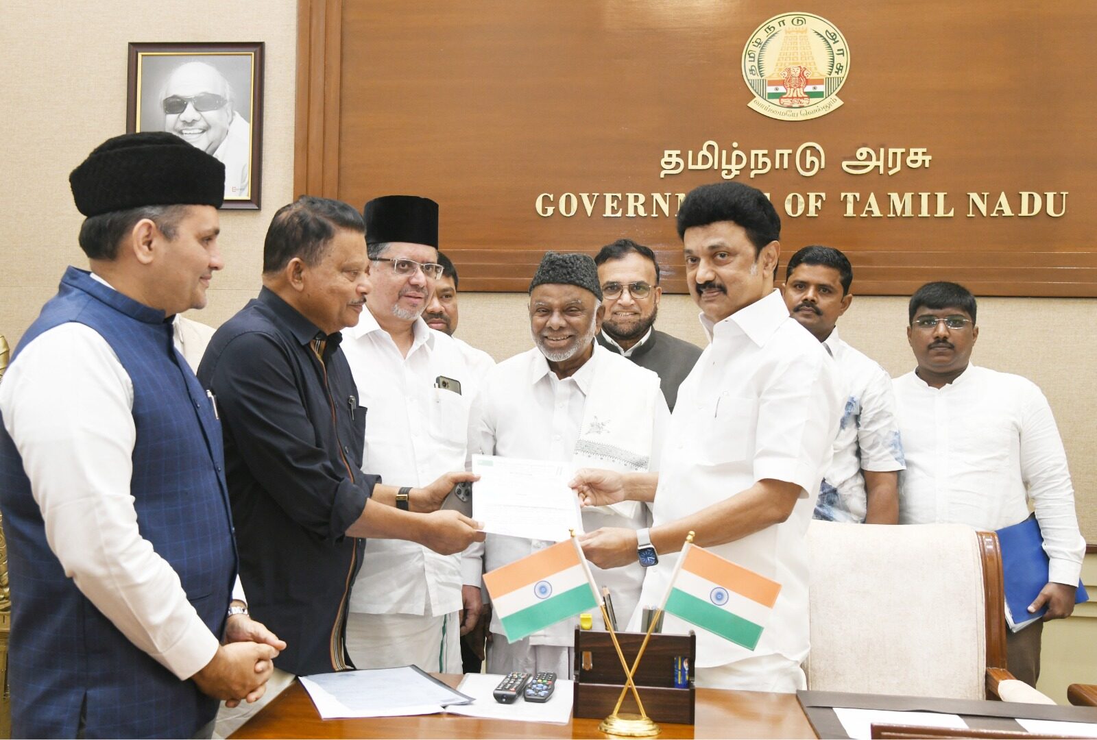 பொது நிவாரண நிதிக்கு காதர் மொஹைதீன் 10 இலட்சம் வழங்கினார்
