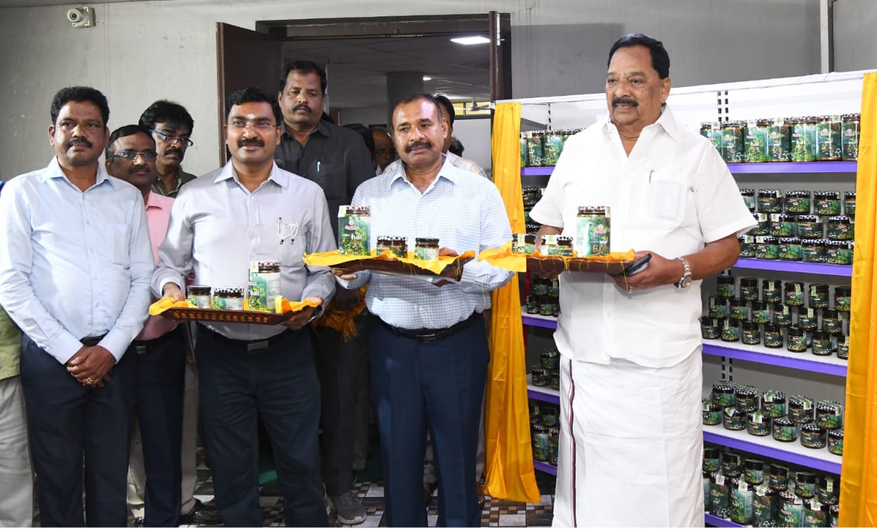 காதி கிராப்ட் மலைத் தேன்”- அமைச்சர் அறிமுகப்படுத்தினார்