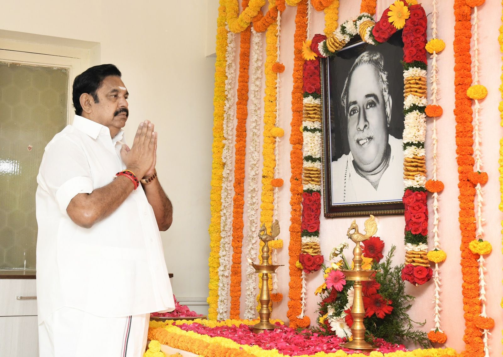 பேரறிஞர் பெருந்தகை “அண்ணா” அவர்களின் 55 ஆவது நினைவு நாள்- எடப்பாடி பழனிச்சாமி மலர் தூவி மரியாதை