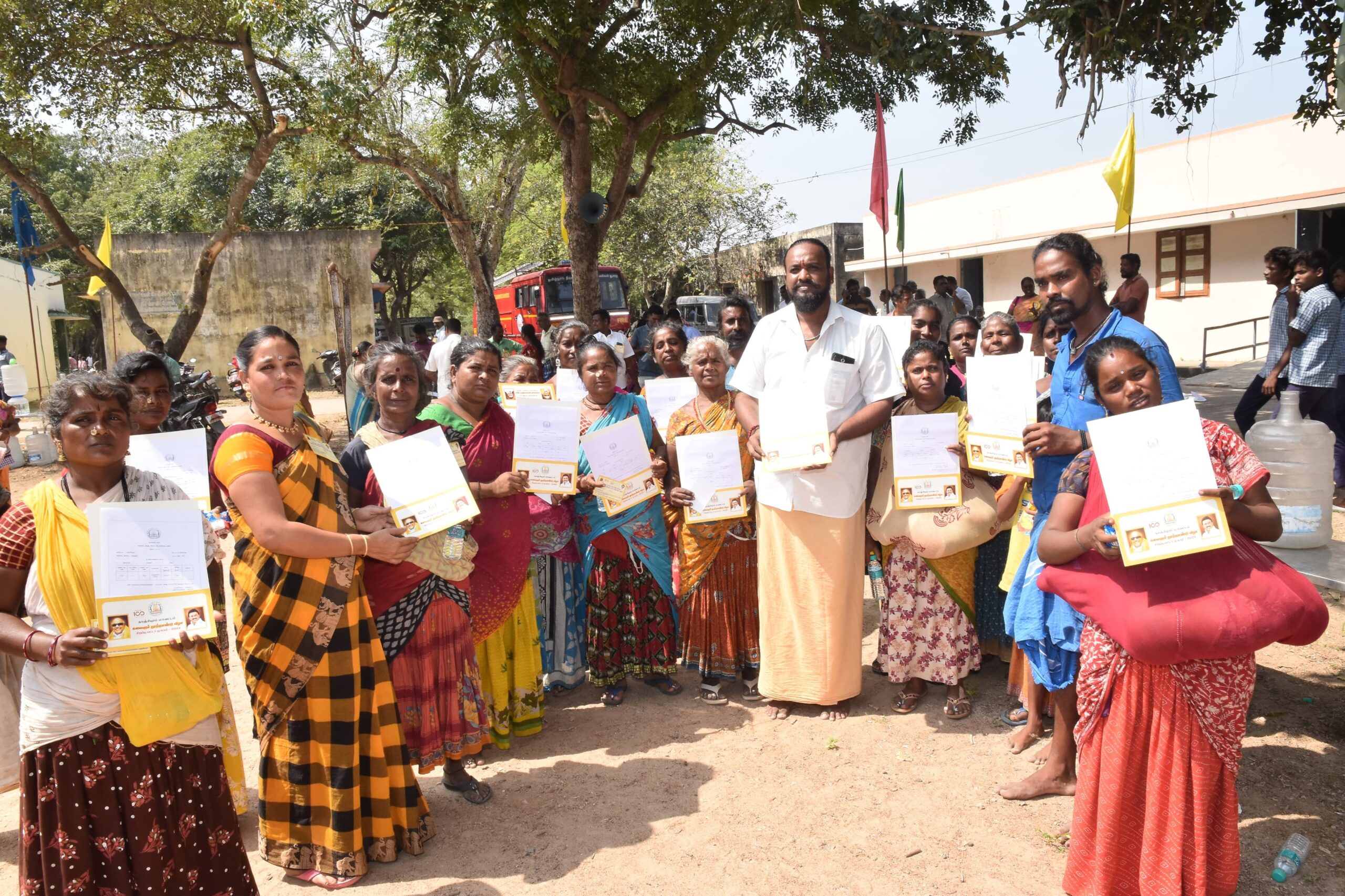30 ஆண்டுகளாக கிடைக்காத பட்டா கிடைத்த மகிழ்ச்சியில் முதலமைச்சருக்கு பொதுமக்கள் பாராட்டு