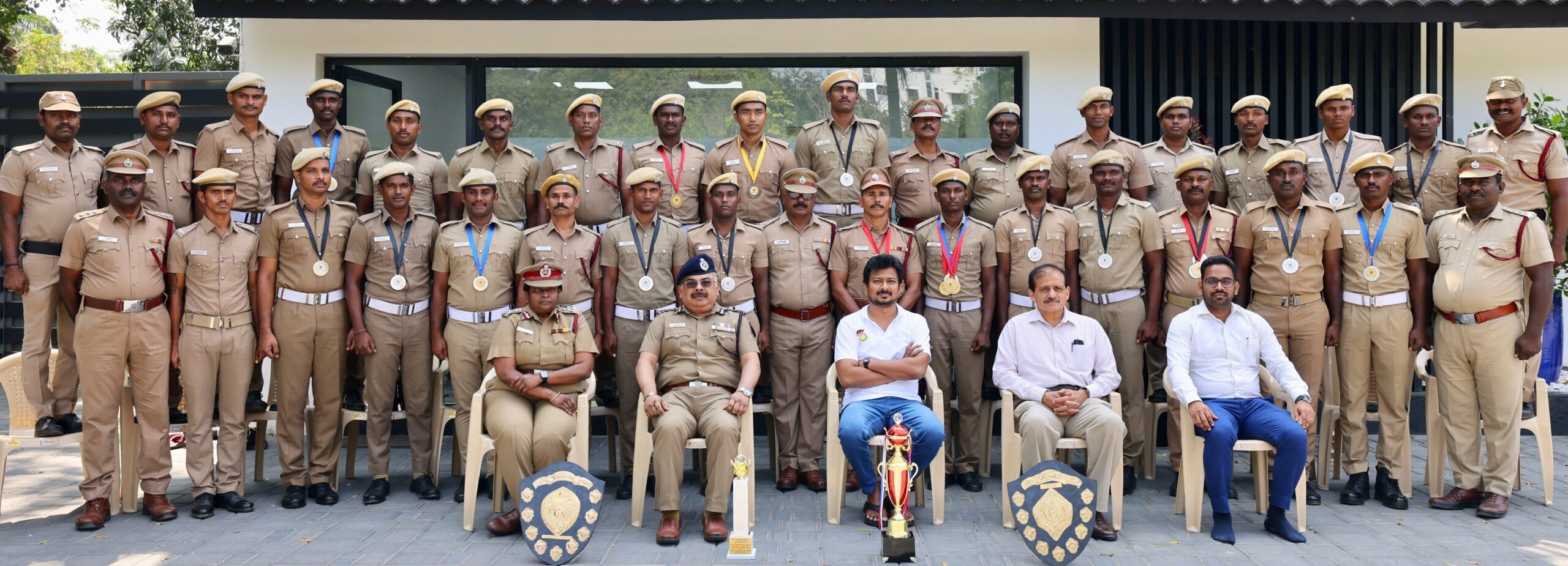 குஜராத்தில் பதக்கங்களை குவித்த தமிழ்நாடு தீயணைப்பு வீரர்கள்
