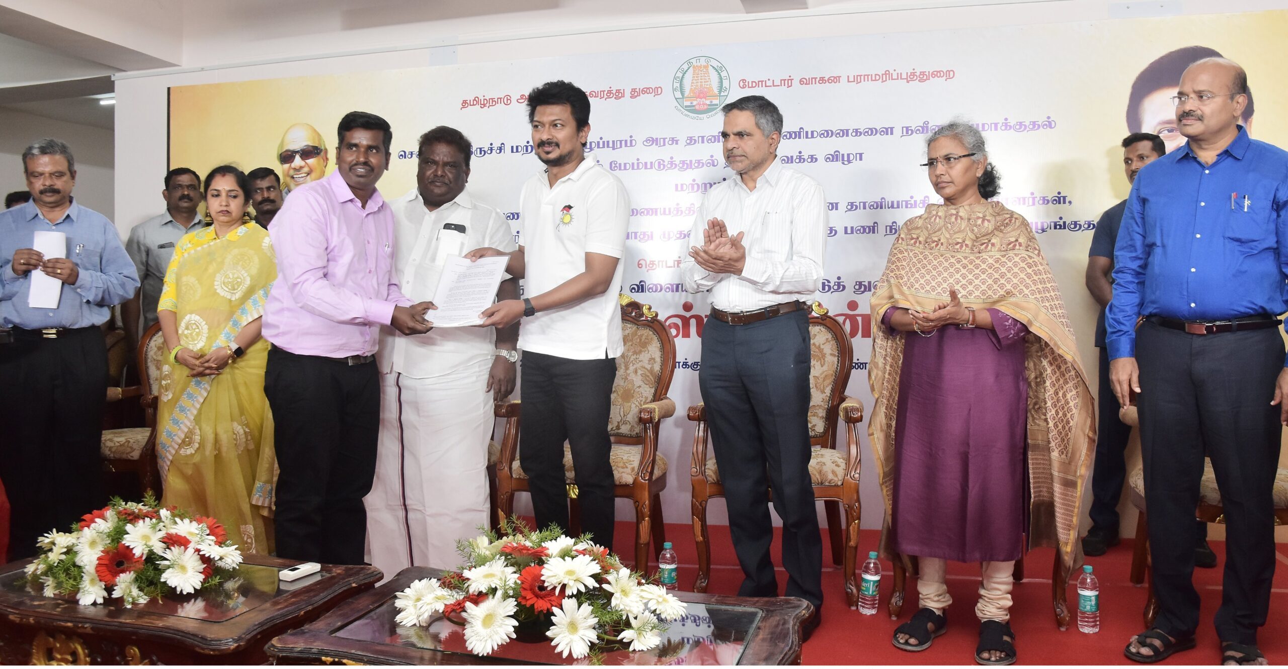 மோட்டார் வாகன பராமரிப்புத் துறைக்கு, தேர்வு செய்யப்பட்ட, பணியாளர்களுக்கு பணிநியமன ஆணைகளை வழங்கினார்..அமைச்சர் உதயநிதி ஸ்டாலின்
