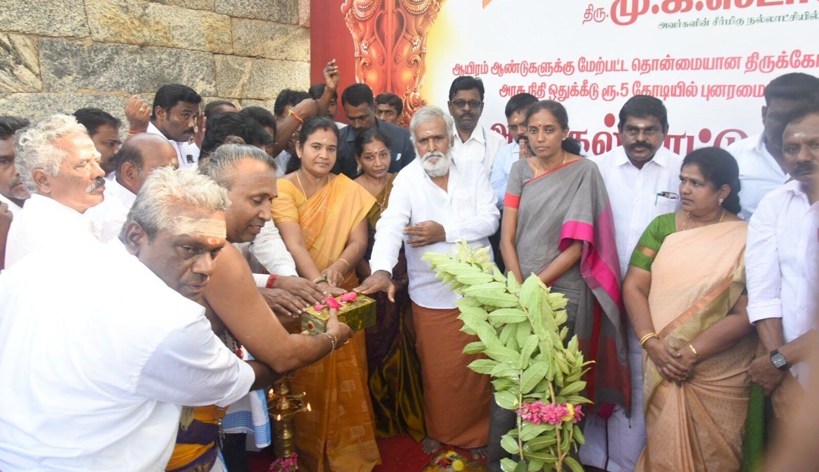 அகஸ்தீஸ்வரர் திருக்கோயிலை புனரமைக்கும் வகையில் ரூ.5 கோடி மதிப்பீட்டிலான திருப்பணிகளை தொடங்கி வைத்தார்