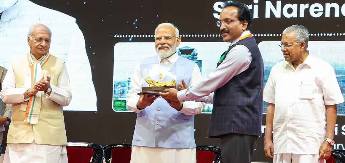 விக்ரம் சாராபாய் விண்வெளி மையத்தை பிரதமர் பார்வையிட்டார்