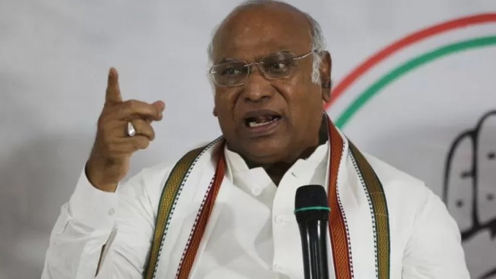 மகாராஷ்டிர மக்களின் பாதுகாப்பில் பாஜக அரசு விளையாடி வருகிறது