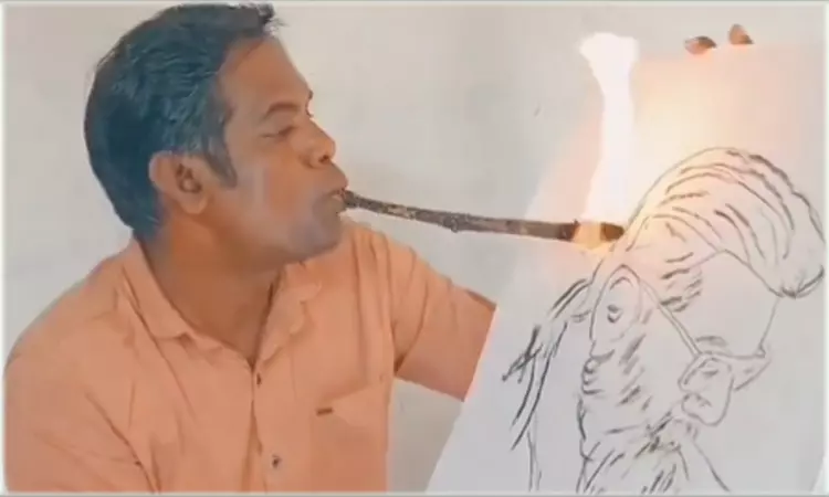 வாயில் நெருப்புடன் கூடிய குச்சியைப் பிடித்தபடி அஜித்தை வரைந்த ஓவியர்