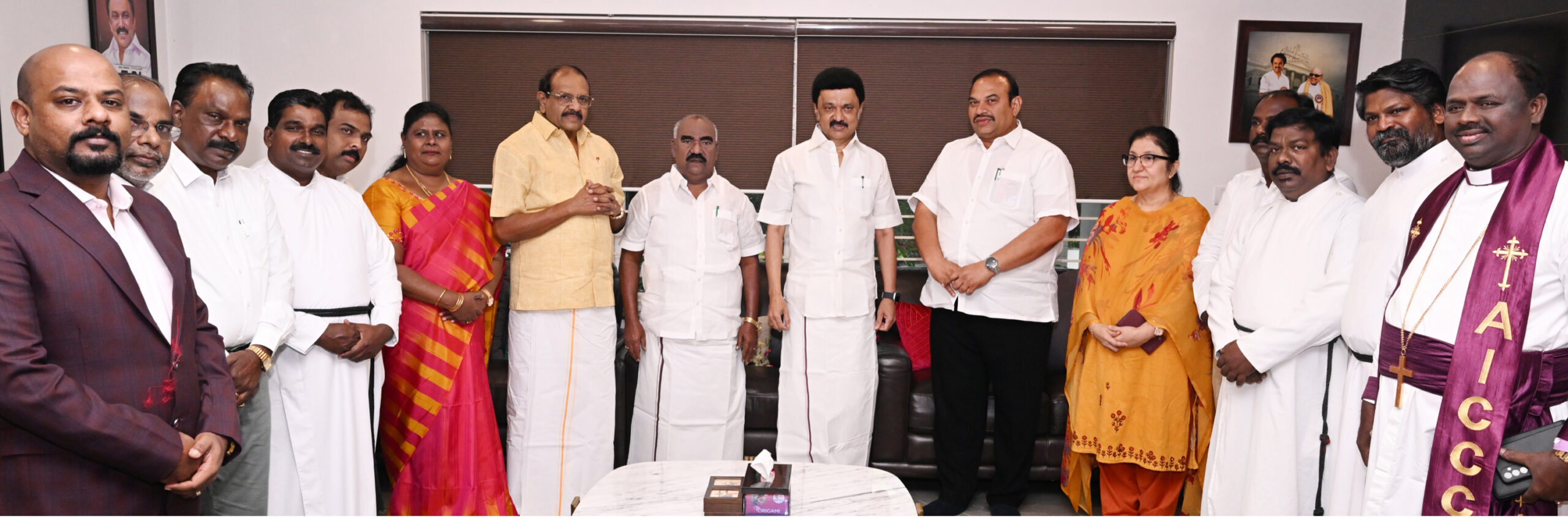 முதலமைச்சர் மு.க.ஸ்டாலினுடன் கிறித்துவ பெருமக்கள், தேவாலயங்களில் பணிபுரியும் உபதேசியார்கள்