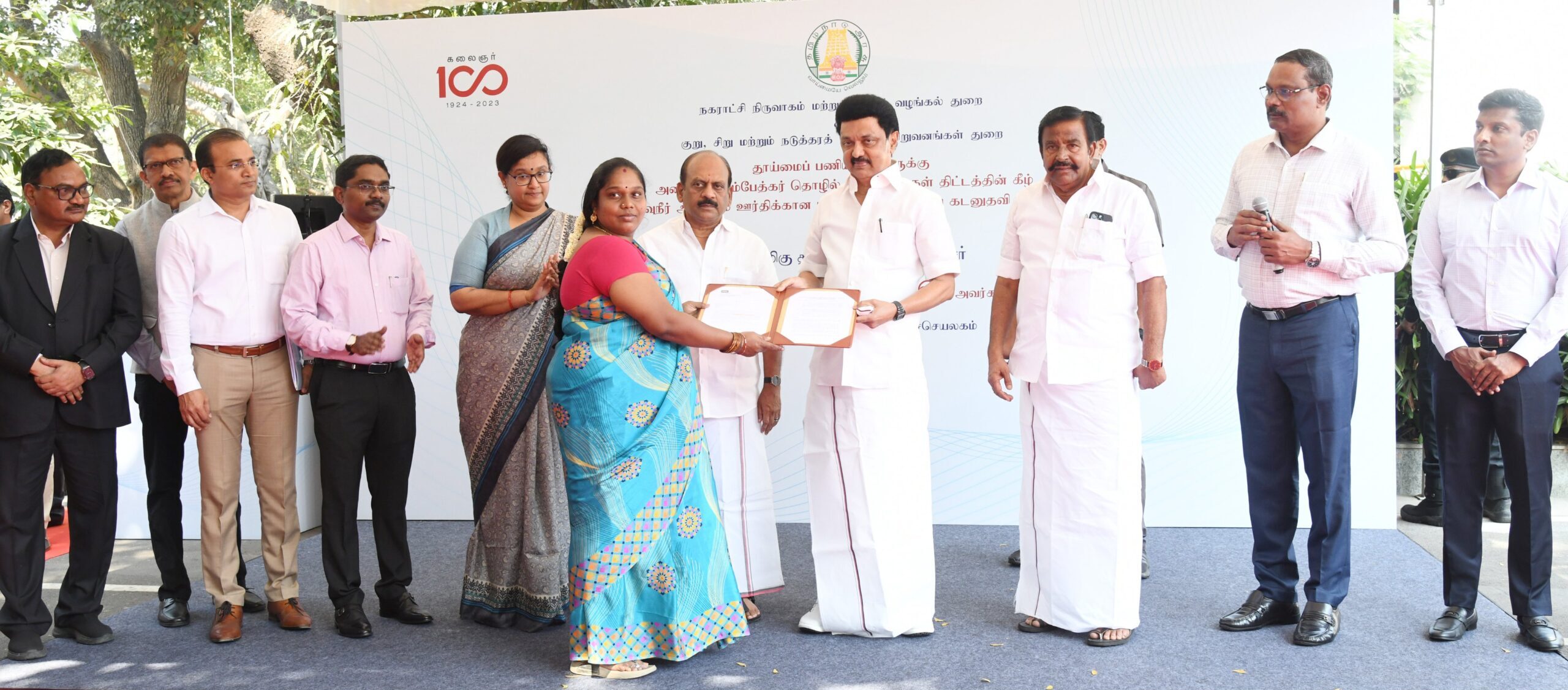 213 தூய்மைப் பணியாளர்களுக்கு நவீன கழிவு நீர் அகற்றும் ஊர்திக்கான கடனுதவிக்கான ஆணை