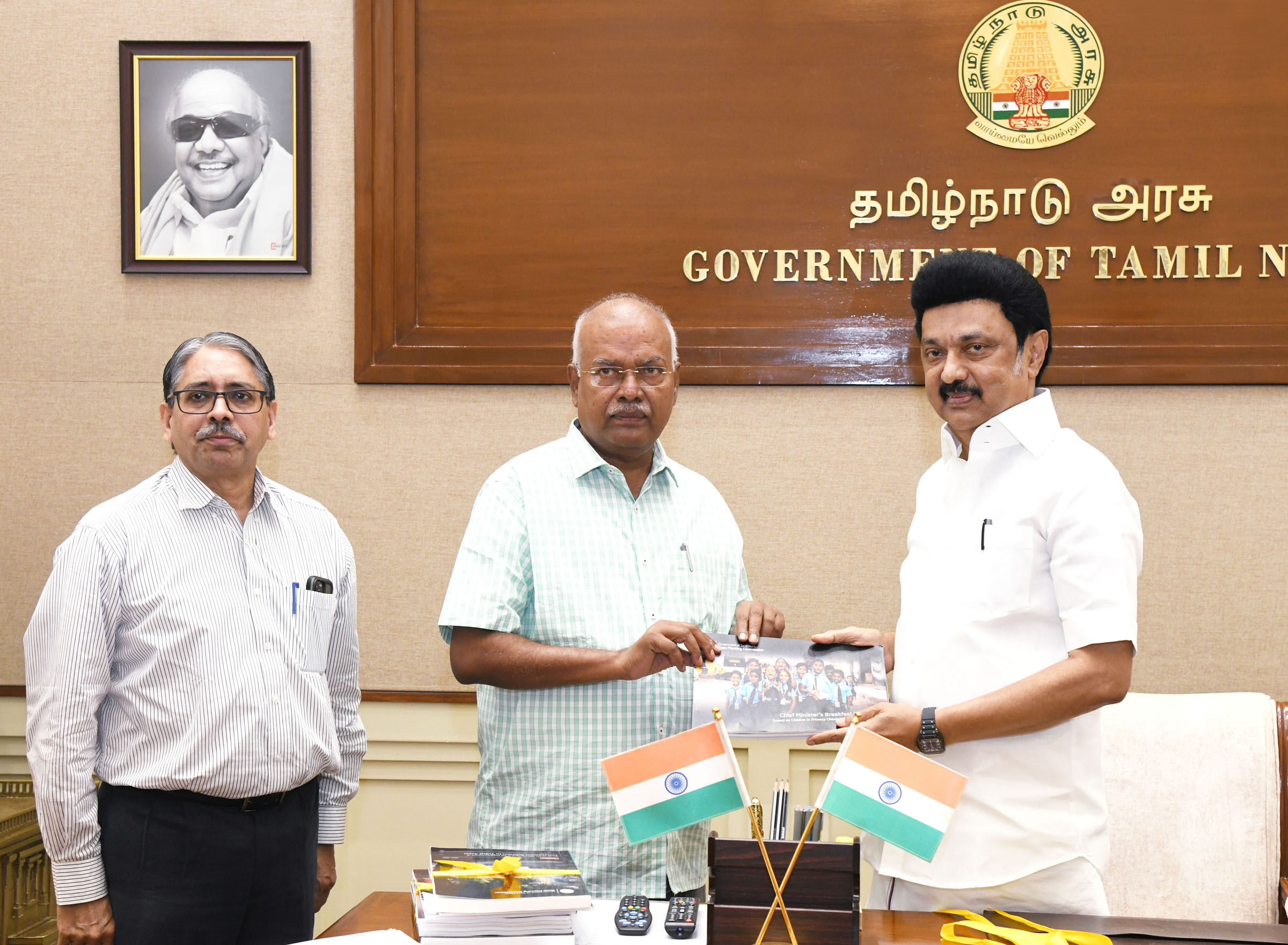 தமிழ்நாடு அரசின் திட்டங்கள் செயல்பாடு குறித்த 11 ஆய்வறிக்கைகள் முதல்வர் மு.க.ஸ்டாலினிடம் சமர்ப்பிப்பு