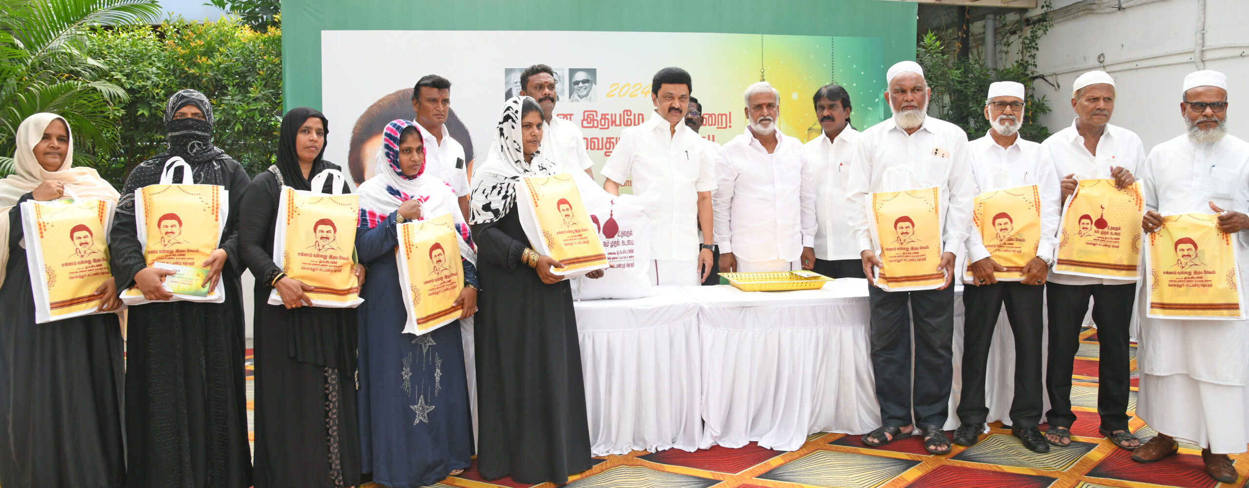 இஸ்லாமியர்களுக்கு ரமலான் நோன்பு திறப்பிற்காக நலத்திட்ட உதவிகள் வழங்கினார்!. முதலமைச்சர் மு.க.ஸ்டாலின்