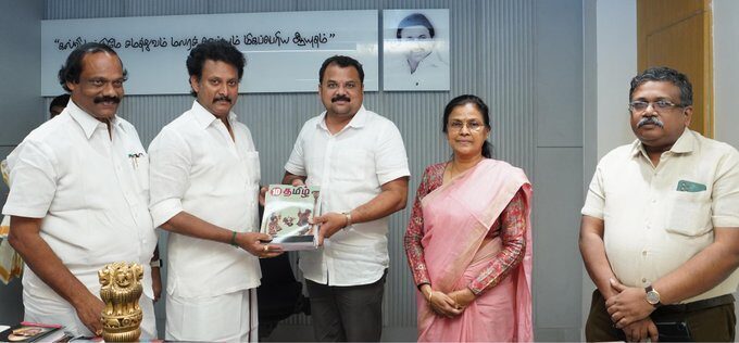 பஹ்ரைன் வாழ் தமிழ் மாணவர்களுக்கு 9 மற்றும் 10 ஆம் வகுப்புகளுக்கான 138 தமிழ் பாடப்புத்தகங்களை வழங்கினார்!. அமைச்சர் அன்பில் மகேஷ்