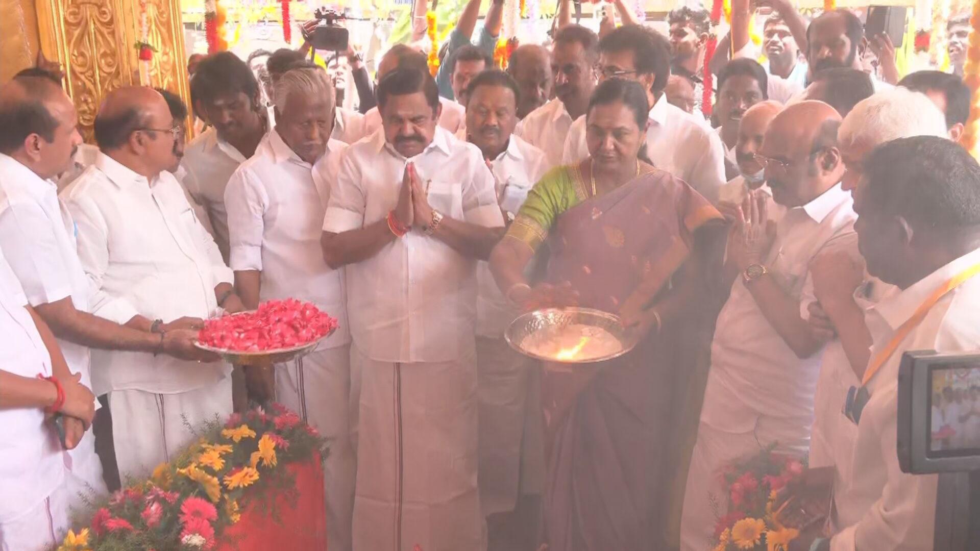 விஜயகாந்த் நினைவிடத்தில் எடப்பாடி பழனிசாமி மரியாதை