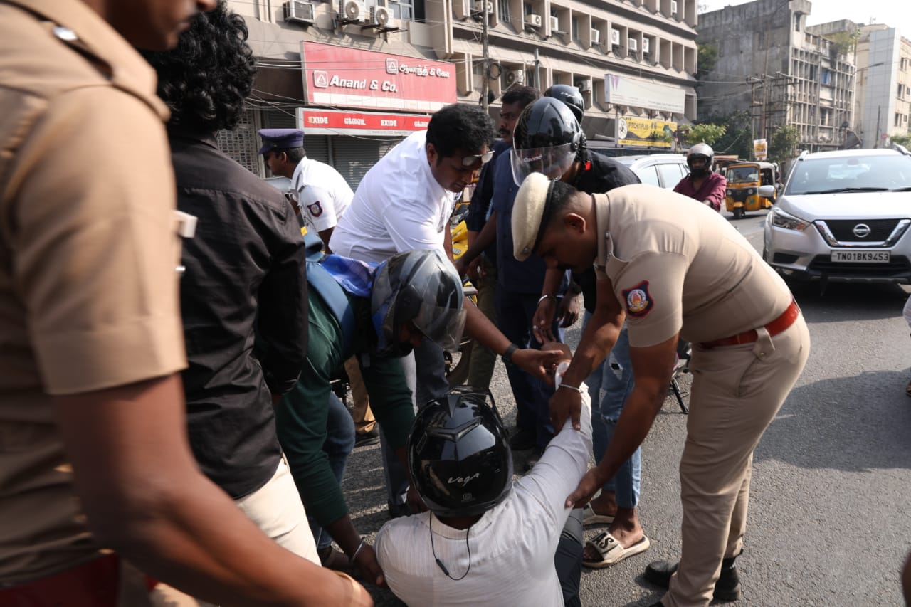 அண்ணா சாலையில் விபத்தில் காயமடைந்த நபரை உடனடியாக மீட்ட அமைச்சர் டி.ஆர்.பி.ராஜா