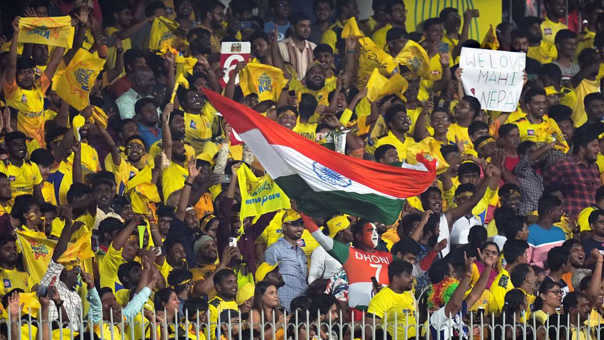 சென்னை vs பெங்களூரு ஐபிஎல் தொடக்கப் போட்டியைக் காண சேப்பாக்கத்தில் குவிந்த ரசிகர்கள்