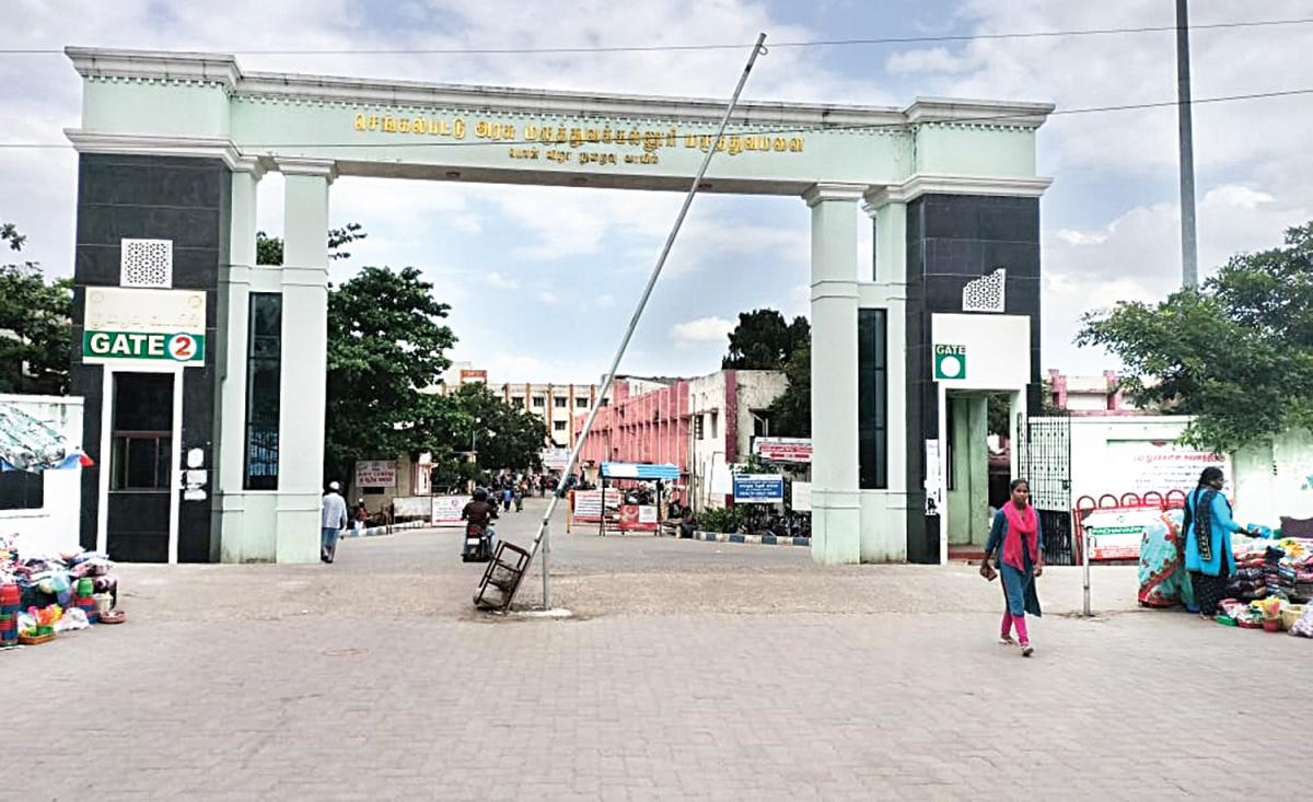 அரசு மருத்துவமனை ஒப்பந்த தொழிலாளர்கள் போராட்டம்
