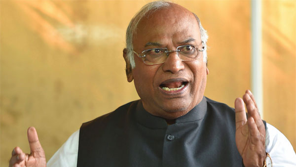 இந்தியா கூட்டணியில் இருந்து விலகாததால் சோரன் கைது: கார்கே பேச்சு