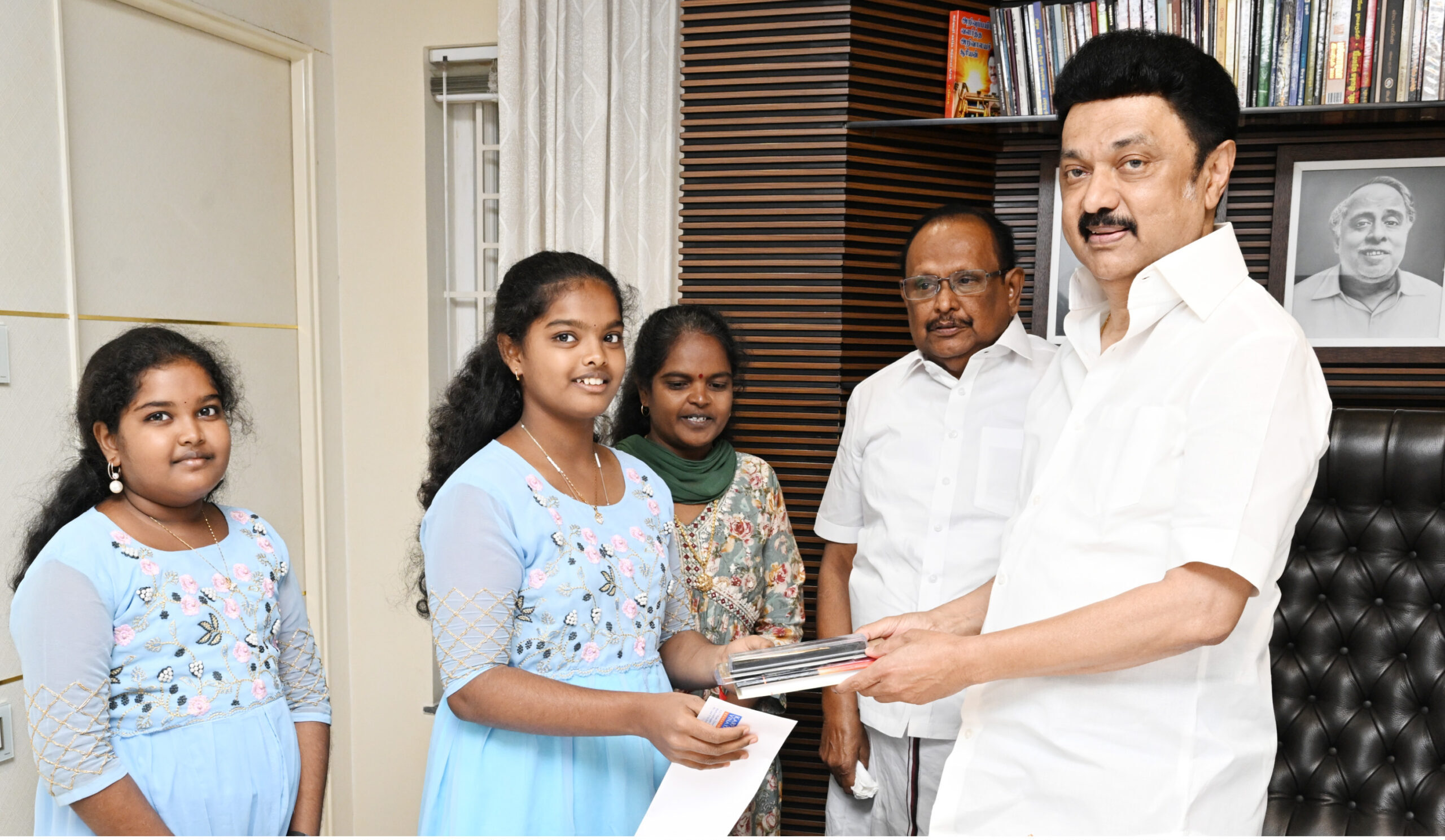 இலங்கை மாணவி கல்லூரியில் படிக்க சேர்க்கை ஆணை: முதல்வர் வழங்கினார்