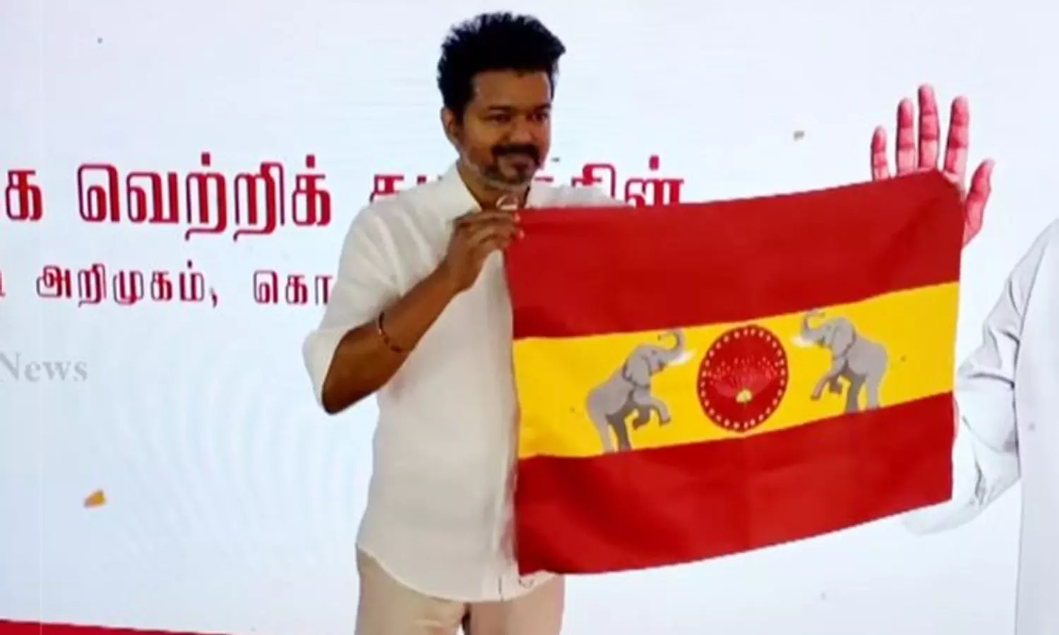 தமிழக வெற்றிக் கழகத்தின் கொடியை அறிமுகம் செய்தார்!... விஜய்