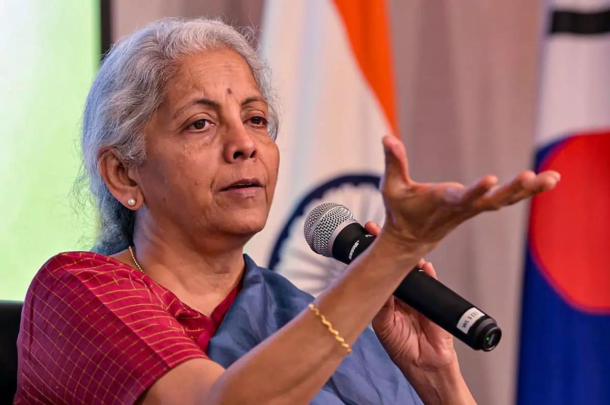 சமூக வலைதளங்களில் சரியான தகவலை பகிர்ந்திடுக: நிர்மலா சீதாராமன் பேச்சு