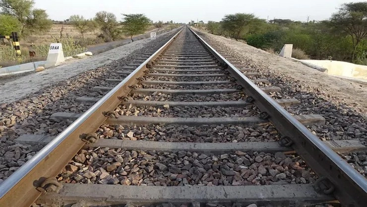 சென்னை அருகே ரயிலை கவிழ்க்க சதியா